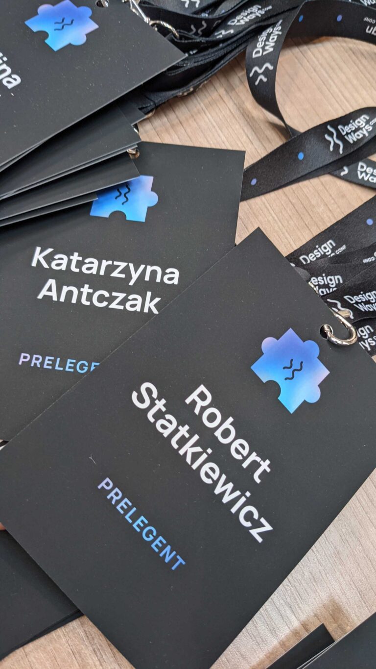 Zdjęcie plakietek prelegentów – Roberta Statkiewicza i Katarzyny Antczak