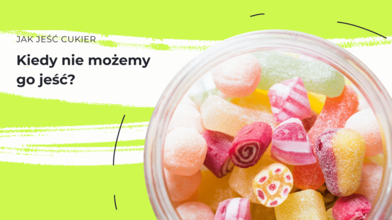 Kolorowe cukierki i żelki leżą w misce.